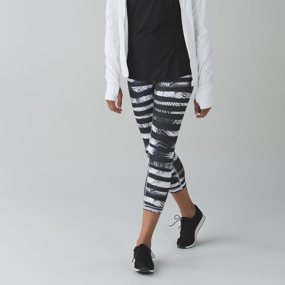 lululemon athletica Pants - Lululemon Wunder Under Crop II